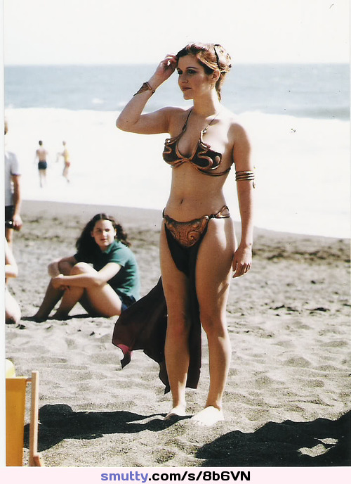 #carriefisher#starwars#princessleiaslavebikini#princessleia#tits#bellybutton#sand#beach#public