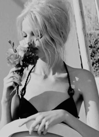 Excuse me while go pick up my jaw.......#gif #blonde #flowers #beauty #gorgeous #lovely #sniffing #sexy #beautiful #sensual #pretty ...#tele