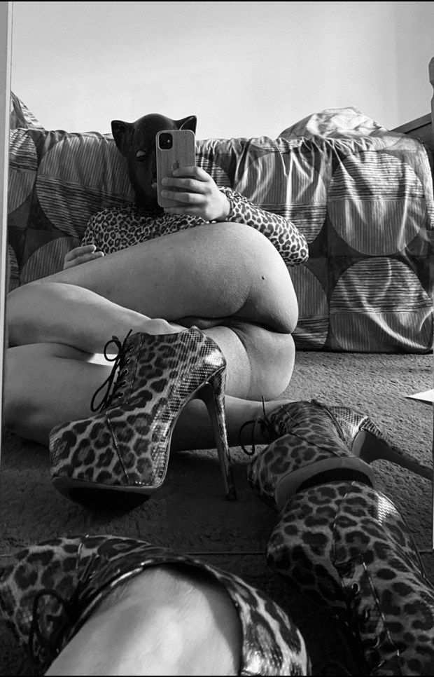 #crossdresser #cd #sissy #catwoman #curves #heels #pose#peach#bum