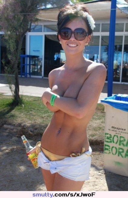 #flatstomach, #armbra, #outdoors, #smiling, #fit, #abs, #sunglasses