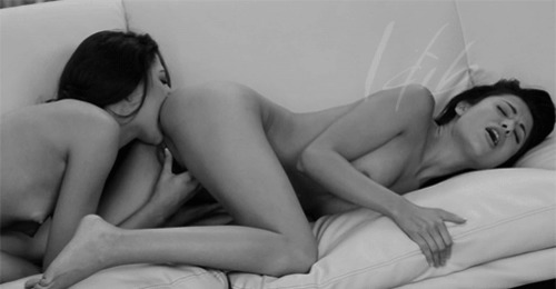 Две лесбиянки красиво ласкают промежности на кровати и кончают
