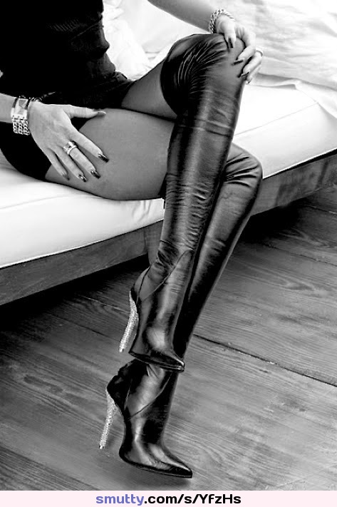 #fetish #latex #leather #fetishlatex #hot #hottie #perfect #wow #cutegirl #boots #botas #boot