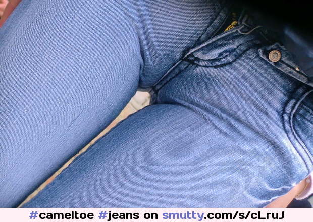Шаловливого вида бейби в джинсах раздевается