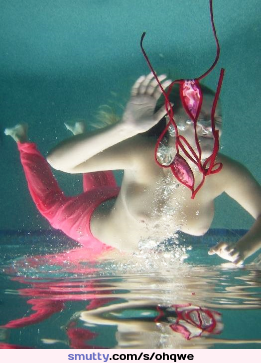 #toplessswimmer#underwater#prettyfemale#athletic#paleskin#detachedbra#eroticimage