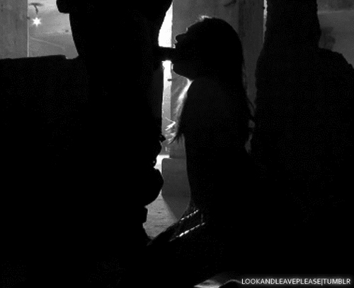 Девушка отсасывает хуй стоя на коленях в темной комнате гиф