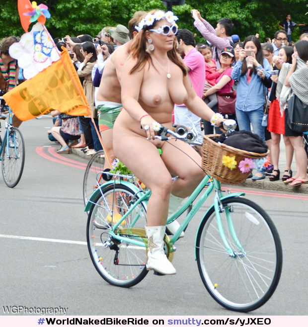 #WorldNakedBikeRide #PublicNudity #CasualNudity #bicycle #bike #cyclerotica #pale #curvy #sunglasses