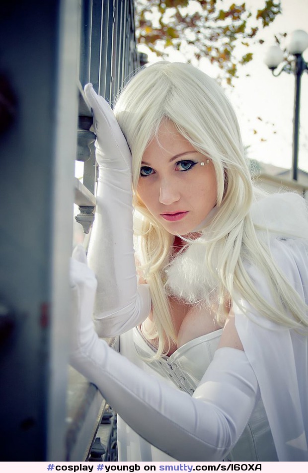 #cosplay #youngb #emmagracefrost #icequeen
#emmafrost #whiteoutfit #pale
#girl #whysoserious #cute
#knowinglook #issheinnocent #doll !!!!