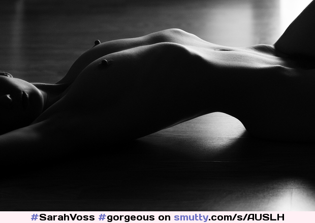 ajmoksha #SarahVoss #gorgeous #blackandwhite #photography #detail #slim #slender #flatstomach #hipbones #smalltits #nipples #waist #attitude