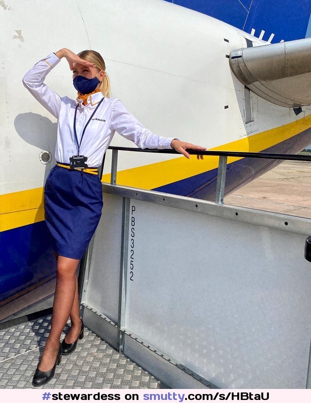 #stewardess #flightattendant #airhostess #azafata #aeromoza #ryanair #uniform #uniforme #pantyhose #legs #covid #mask #mascarilla #pandemic