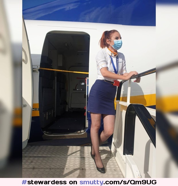 #stewardess #flightattendant #airhostess #azafata #aeromoza #ryanair #uniform #uniforme #legs #covid #mask #mascarilla #shinypantyhose