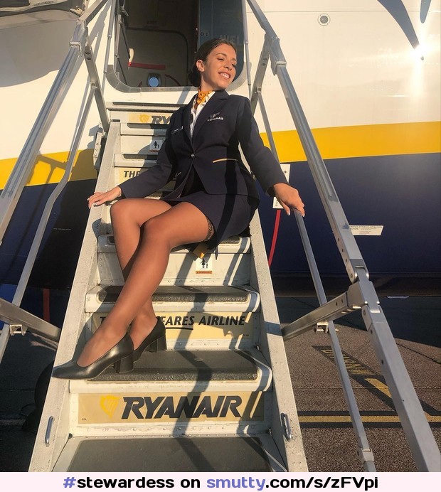 #stewardess #flightattendant #airhostess #azafata #aeromoza #ryanair #uniform #uniforme #clothed #nylonstockings #stockingtops #plane