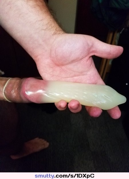 Залупа фонтанирует густой спермой после мастурбации члена бабой
