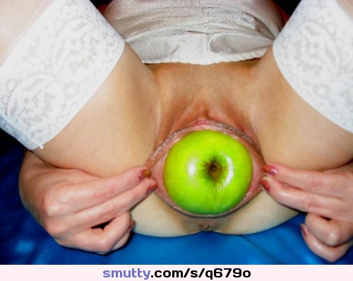 #apple #fruit #stretched #stretchedpussy #stretchedcunt #pussy #food #filledpussy #insertion #foodinpussy #ThrobsDailyTreat