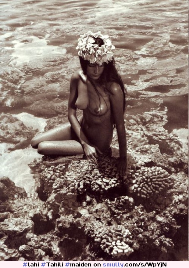 Tahitian Maiden photographed by Adolphe Sylvain #tahi #Tahiti #maiden #photography #adolescente #adorable