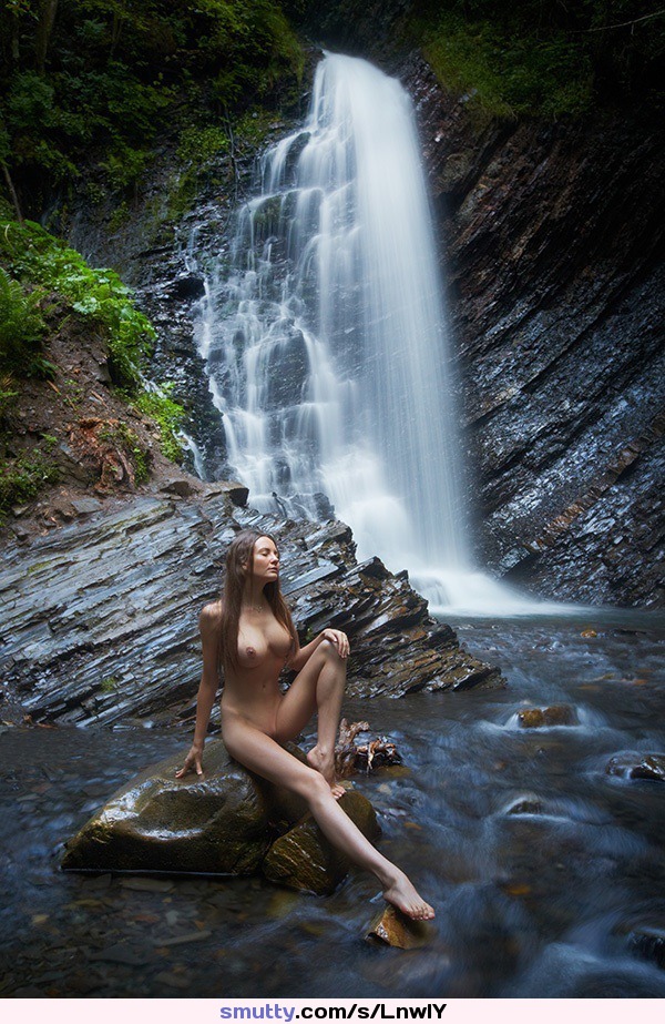 Молодая Rosalin E разделась на водопаде