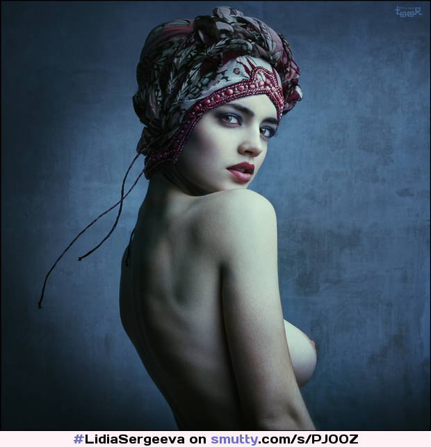 #LidiaSavoderova by #AnatolyTour #Eyes #Classy #Elegant #sideview #sideboob #sidetit #beauty #lighting #artnude #ArtisticNude