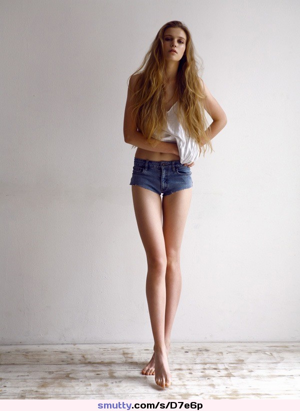 #model #longlegs #beautiful #brunette #jeans #nonnude