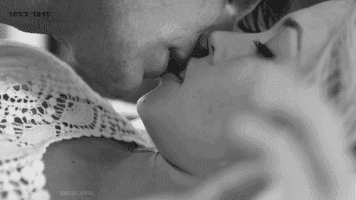 #BlackAndWhite #couple #intense #passionnate #gif #hot #kissing