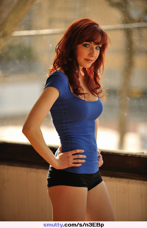 who would knock back an offer from this stunnning #redhead ?