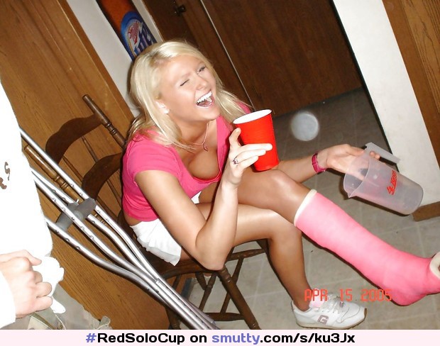 #downblouse#Cleveage#NonNude#RedSoloCup