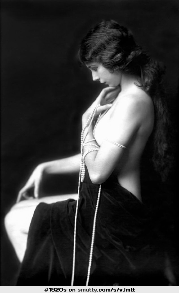 #AlfredCheneyJohnston Helen Henderson, ca. 1922–25 #vintage #pearls #pearlnecklace #Draped #1920s
