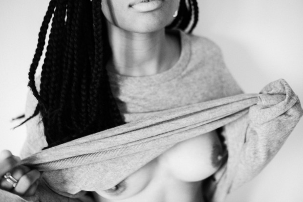 #ebony #blackgirl #flashing #tits #nicetits #kissablelips #blackandwhite #partial