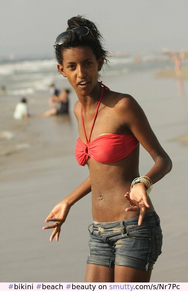 #bikini
#beach
#beauty 
#shortjeans 
#ebony