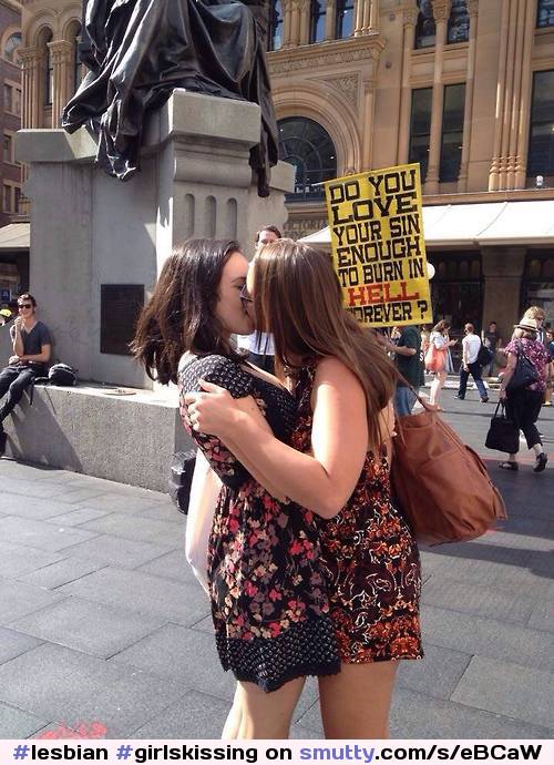 Twt: @OneMoreHippie 
Awesome pic #lesbian #girlskissing #political