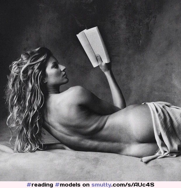 Gisele BÃ¼ndchen by Irving Penn, 2006. #models #supermodels #irvingpenn #giselebundchen #nude #blackwhite #reading