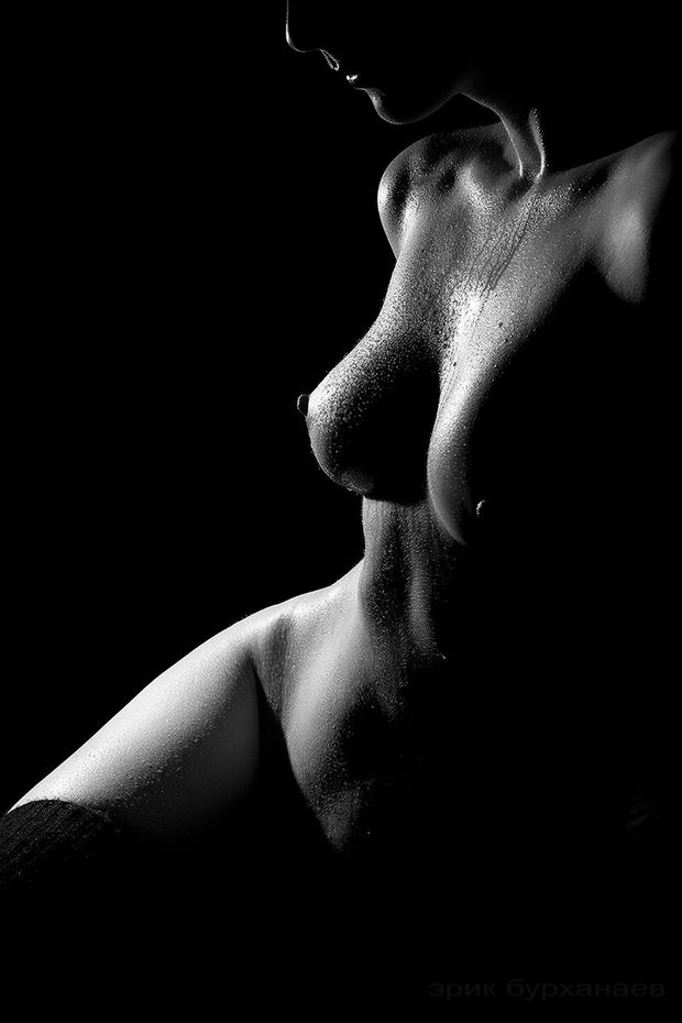 by #ErikBurjanaev #BlackAndWhite #lightandshadow #sweaty #gorgeous #curvy #sideview #sideboob #posing #artnude #ArtisticNude #erotic