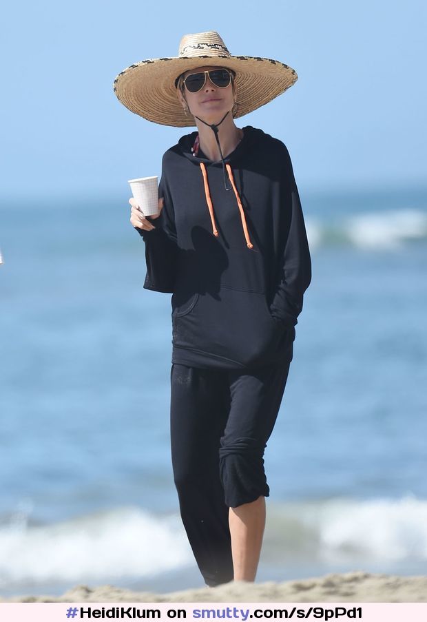 Heidi Klum Out At A Beach In Los Angeles 04/08/2021 #HeidiKlum