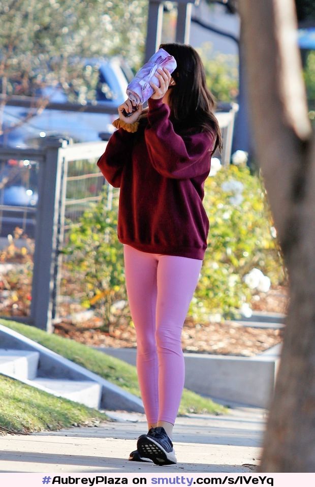 Aubrey Plaza in a Pink Leggings and a Burgundy Sweatshirt - LA 01/04/2021 #AubreyPlaza