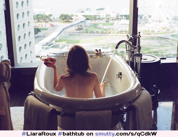 #LiaraRoux #bathtub #inwindow #bareback