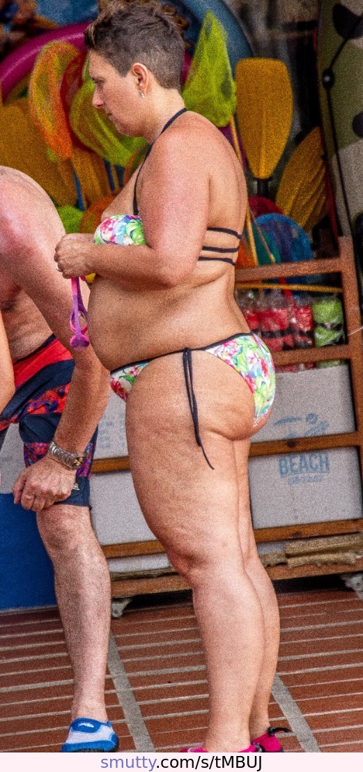 Puta culona en bikini #puta #madura #chochito #muslazos #piernuda #follable #needsacock #moomywantscock
