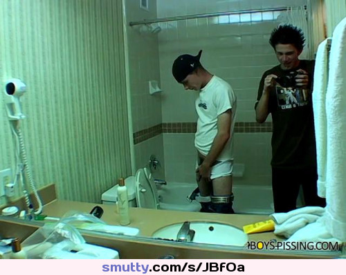 Piss Games - Ian Madrox and Skug
#all_gays#pissing