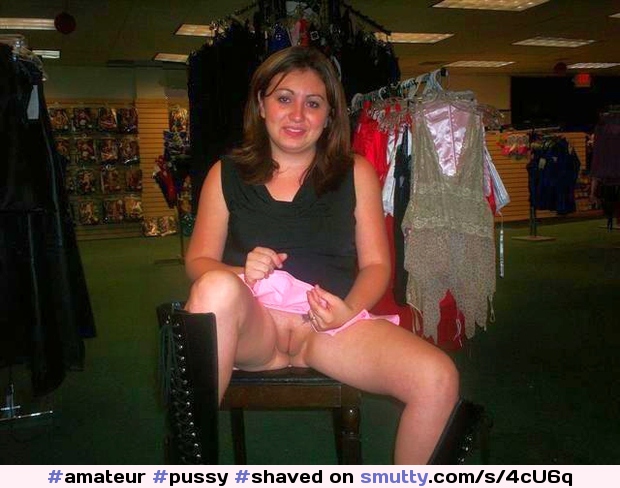 #amateur #pussy #shaved #flashing #spreadinglegs #nopanties #upskirt #niceslit #showingpussy #lickablepussy #public