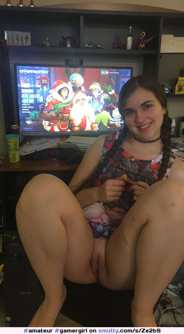 #amateur #gamergirl #pussy #shaved #bottomless #spreadinglegs #niceslit #showingpussy #lickablepussy
