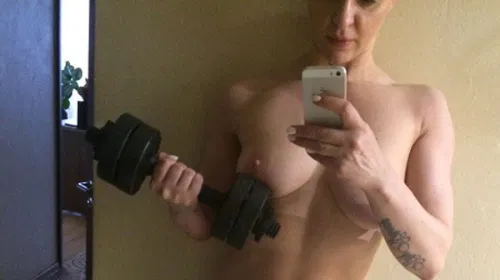 Naked muscle babe Abony takes a selfie
#muscle #musclegirl #fbb #FBBs #femalebodybuilder #webcam #camgirl #selfie #buff #fitgirl #fitness