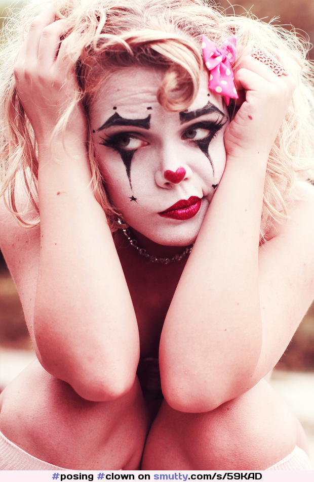 #posing #clown #clowngirl #makeup