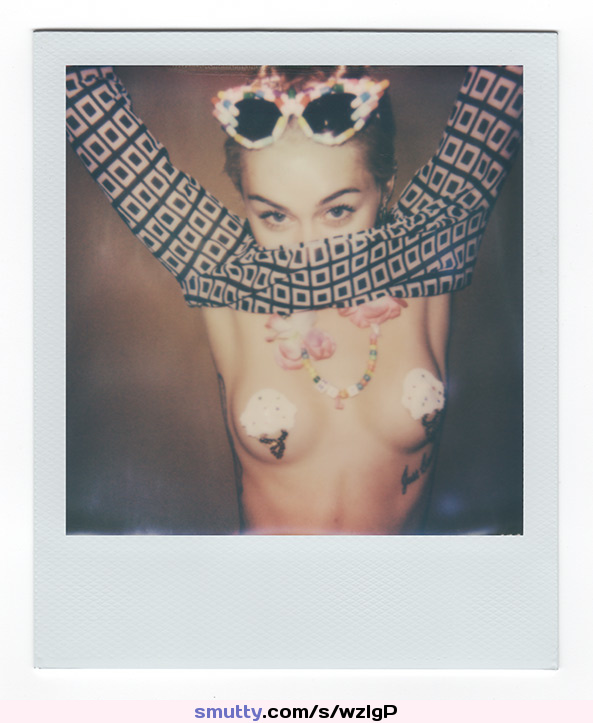 #MileyCyrus #celeb #nonnude #coverednipples