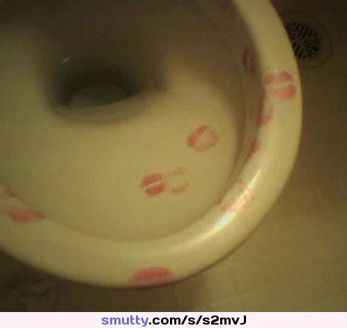 #toilet #toilette #klo #wc #bathroom #kisses #red #lips #lipstick #lippenstift #sub #submissive #bdsm #sexy