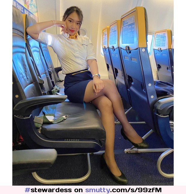 #stewardess #flightattendant #airhostess #azafata #aeromoza #ryanair #uniform #uniforme #pantyhose #legs #clothed #plane #CrossedLegs