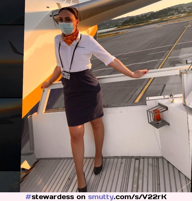 #stewardess #flightattendant #airhostess #azafata #aeromoza #ryanair #uniform #uniforme #clothed #legs #covid #mask #mascarilla #pandemic