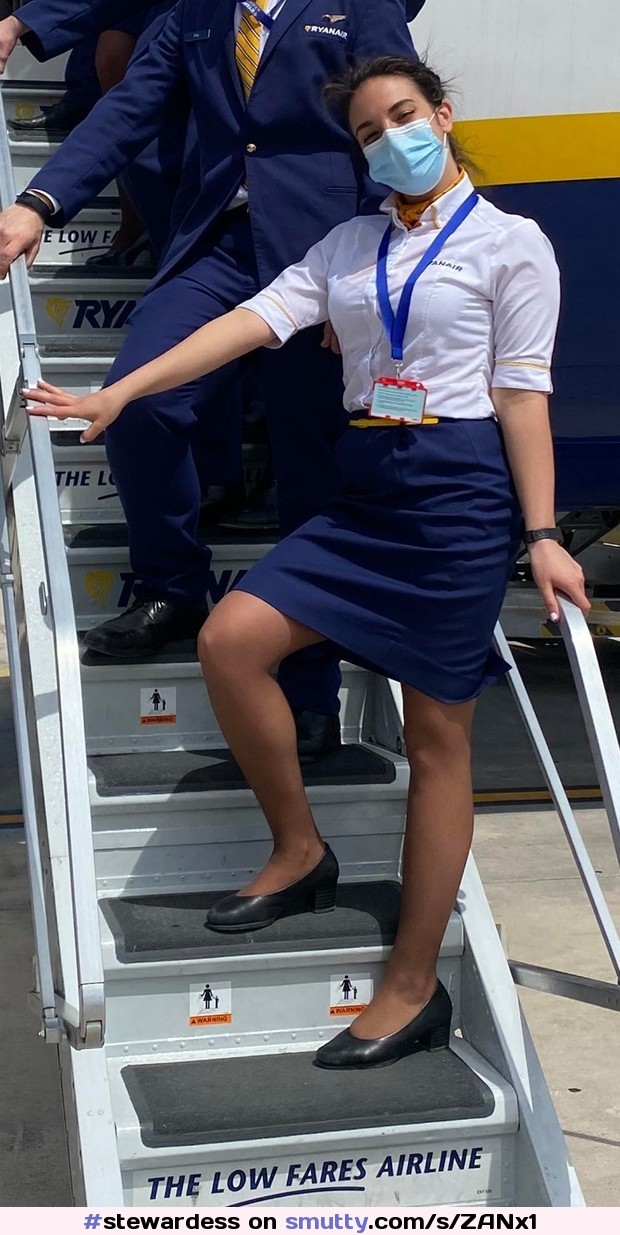 #stewardess #flightattendant #airhostess #azafata #aeromoza #ryanair #uniform #uniforme #clothed #legs #covid #mask #mascarilla #pandemic