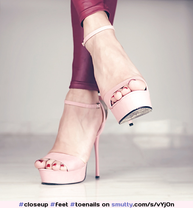 #closeup #feet #toenails #heels #pink #pinkheels #noface #footfetish #sexyfeet #SexyFeetInHeels
