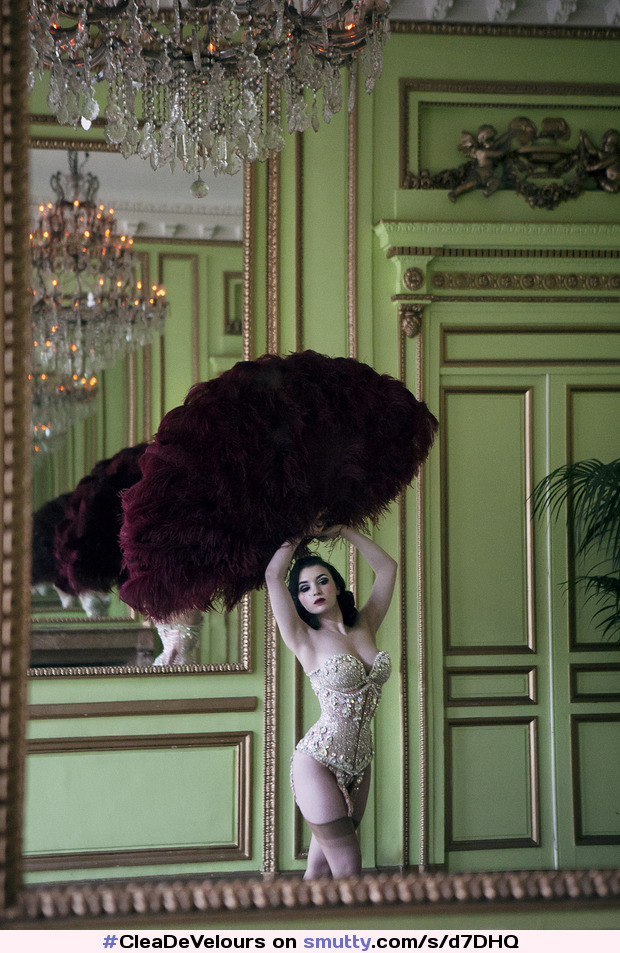 #CleaDeVelours by #SoleneBallesta #classy #chateau #burlesque #elegant #redlips #french #darkeyes #featherfans