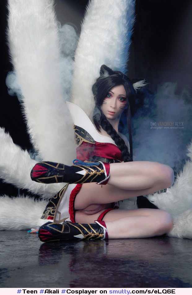 #Teen #Akali #Cosplayer showing #pussy