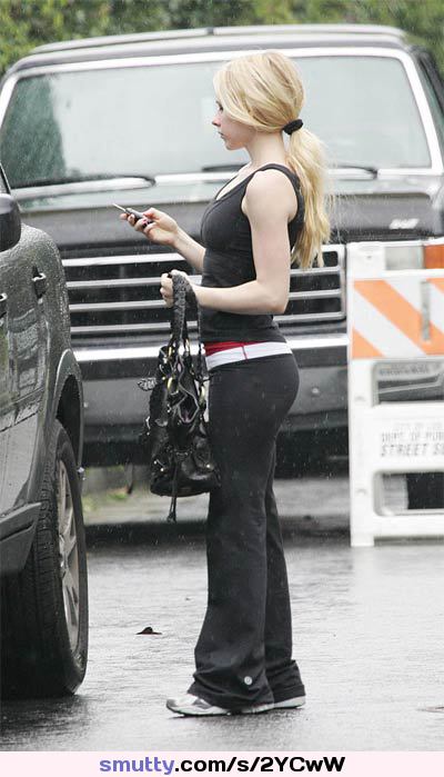 #AvrilLavigne #blonde #celeb #ponytail #ass #yogapants #tanktop #daddylikes